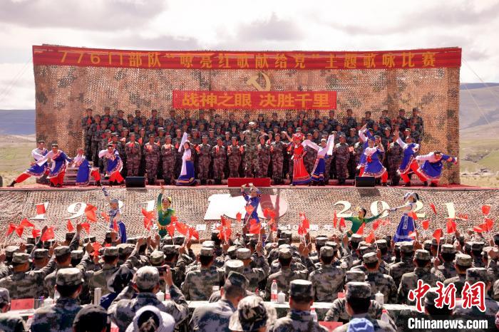 圖為主題歌詠比賽活動(dòng)現(xiàn)場(chǎng)?！●R成鎖 　攝