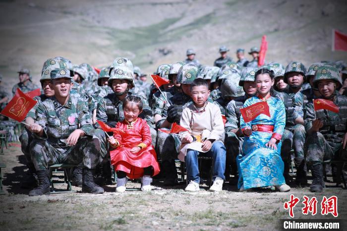 圖為駐地小朋友參加此次活動(dòng)?！?普布扎西 攝