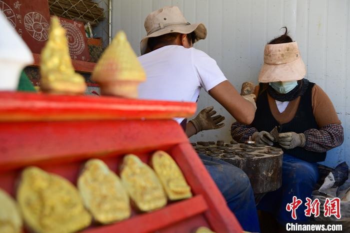 圖為6月14日，拉薩的手工藝人制作“擦擦”。 <a target='_blank' ><p  align=