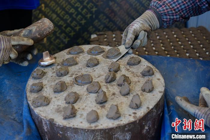 6月14日，拉薩的手工藝人制作“擦擦”。 <a target='_blank' ><p  align=