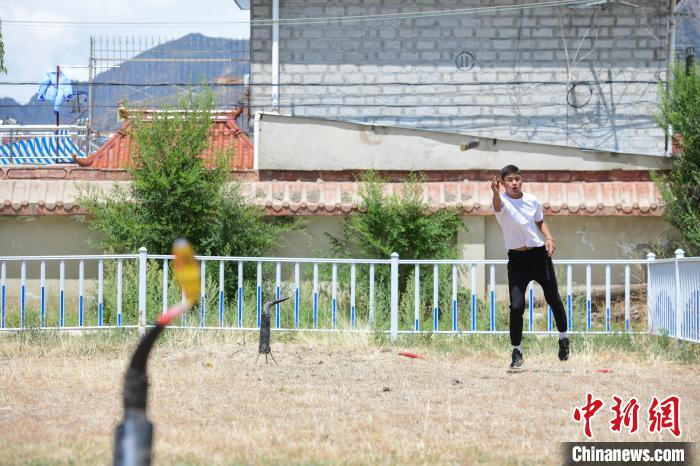 圖為西藏自治區(qū)拉薩市賽馬場內市民在體驗“打牛角”項目。　貢嘎來松 攝