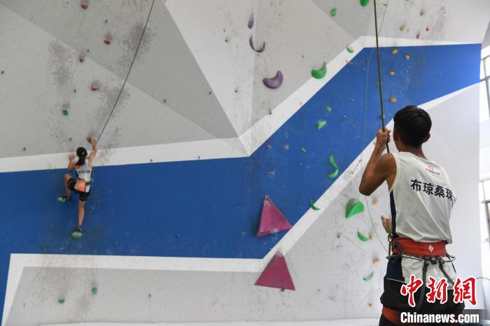 圖為西藏登山體驗健身訓練館內登山隊員在體驗攀巖項目。　貢嘎來松 攝