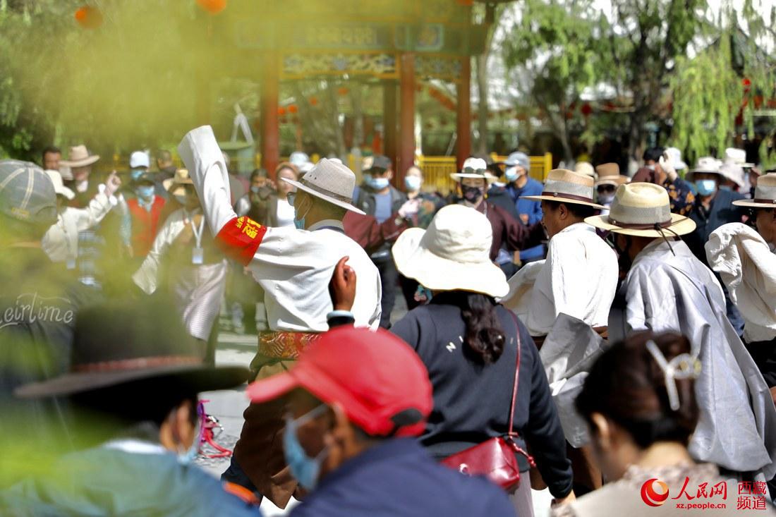 拉薩市民在宗角祿康公園跳鍋莊舞。人民網(wǎng) 次仁羅布攝