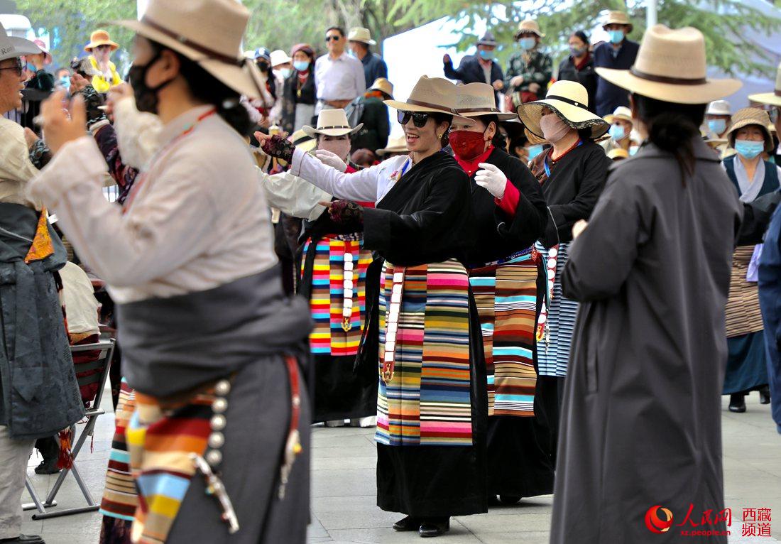 拉薩市民在宗角祿康公園跳鍋莊舞。人民網(wǎng) 次仁羅布攝