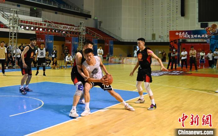 圖為西藏美康隊(白色球衣)對決雪域兄弟隊?！≮w朗 攝