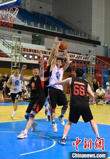 圖為西藏美康隊(duì)(白色球衣)對決雪域兄弟隊(duì)?！≮w朗 攝