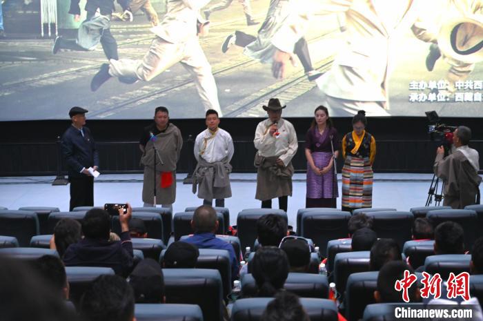 圖為主創(chuàng)人員分享譯制過程。　趙朗 攝