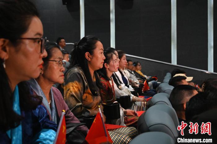 圖為觀眾觀看影片?！≮w朗 攝