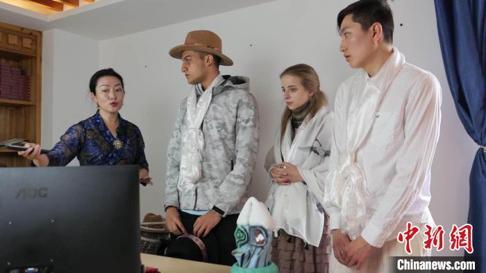 圖為圖為主播白瑪旺姆為留學(xué)生介紹直播流程?！≈x牧 攝