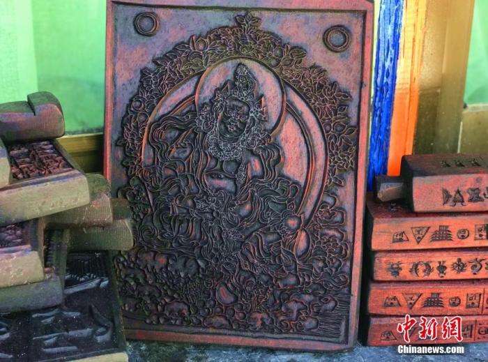 圖為普松雕刻技藝傳承人嘎瑪曲扎創(chuàng)作的雕刻作品。 <a target='_blank' ><p  align=