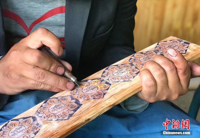 圖為7月14日，普松雕刻技藝傳承人嘎瑪曲扎正在家中進(jìn)行創(chuàng)作。 <a target='_blank' ><p  align=