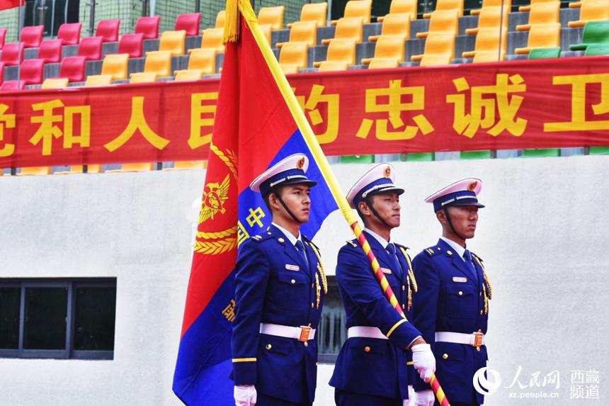 迎國(guó)家綜合性消防救援隊(duì)伍隊(duì)旗。人民網(wǎng) 李海霞 攝