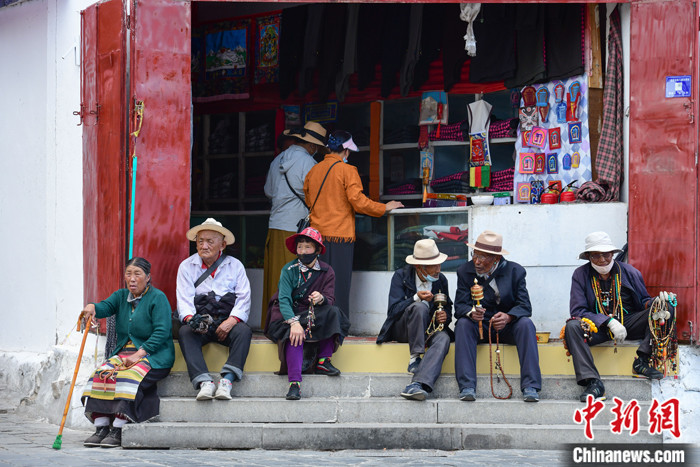 7月24日，轉(zhuǎn)經(jīng)老人在拉薩八廓街上休息。 <a target='_blank' ><p  align=