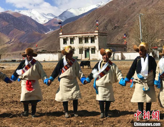 2021年3月，拉薩市德慶村村民在春耕儀式上表演傳統(tǒng)歌舞。　冉文娟 攝