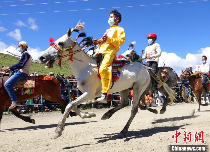 圖為打隆物交會(huì)期間舉辦的賽馬活動(dòng)。　冉文娟 攝