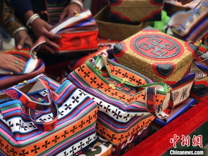 圖為打隆物交會(huì)上售賣的民族手工藝品。　冉文娟 攝