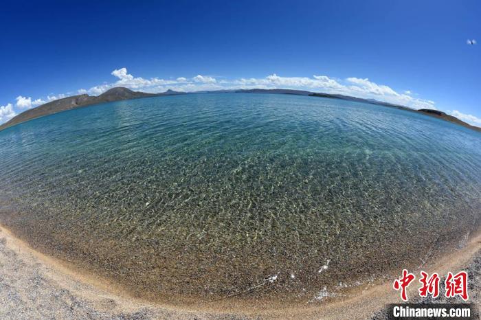 錯(cuò)鄂湖水清澈透明?！?lt;a target='_blank' ></p><p  align=