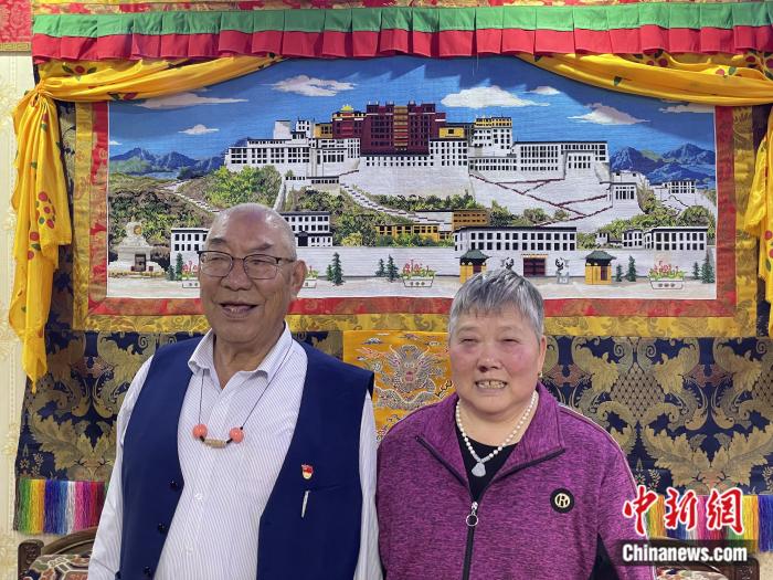 甲央曲培和杜應(yīng)芳在家中。彭寧鈴 攝