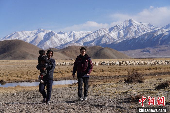 資料圖為4月29日，王克明在西藏自治區(qū)阿里地區(qū)噶爾縣義診。 <a target='_blank' ><p  align=