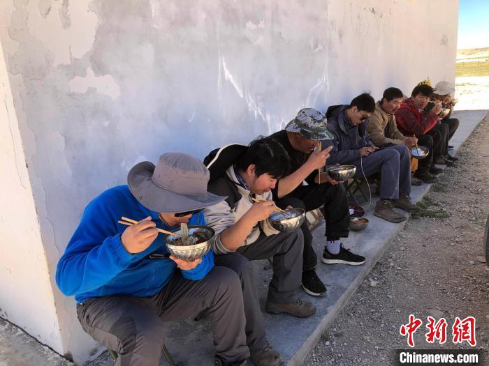 科考隊(duì)員在高原湖泊岸邊進(jìn)餐。　<a target='_blank' ><p  align=