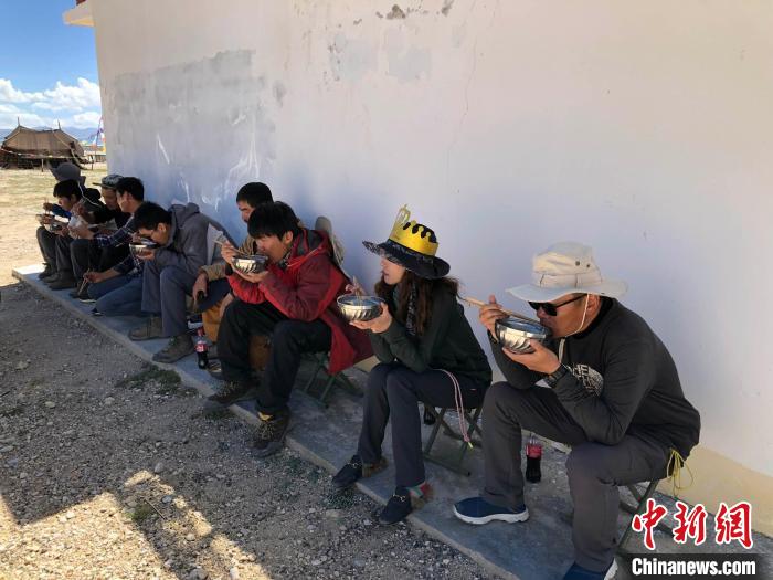 科考隊(duì)員在高原湖泊岸邊進(jìn)餐?！?lt;a target='_blank' ><p  align=