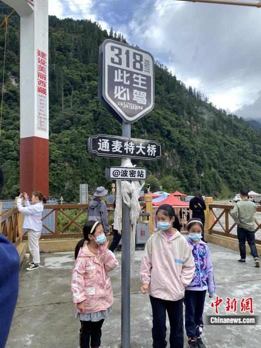 游人在通麥特大橋拍照打卡。彭寧鈴 攝