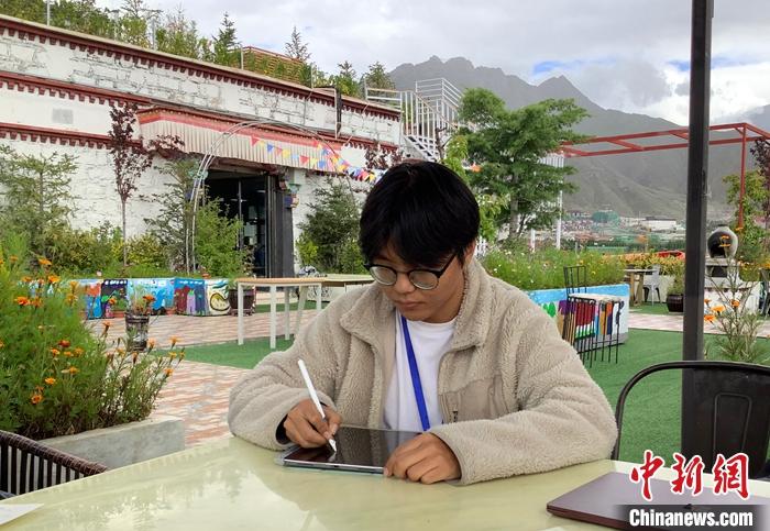 “Z世代”旦真旺加認(rèn)為，拉薩是一座開放與包容的城市，記憶中的拉薩是彩色的。2021年，旦真旺加從浙江大學(xué)漢語言文學(xué)專業(yè)畢業(yè)后，他選擇回到拉薩，成為一名漢語文實習(xí)助教。圖為8月4日，旦真旺加在課間陪學(xué)生玩耍。 <a target='_blank' ><p  align=