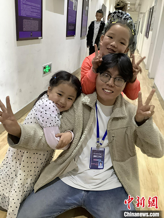 “Z世代”旦真旺加認(rèn)為，拉薩是一座開放與包容的城市，記憶中的拉薩是彩色的。2021年，旦真旺加從浙江大學(xué)漢語言文學(xué)專業(yè)畢業(yè)后，他選擇回到拉薩，成為一名漢語文實習(xí)助教。圖為8月4日，旦真旺加在課間陪學(xué)生玩耍。 <a target='_blank' ><p  align=