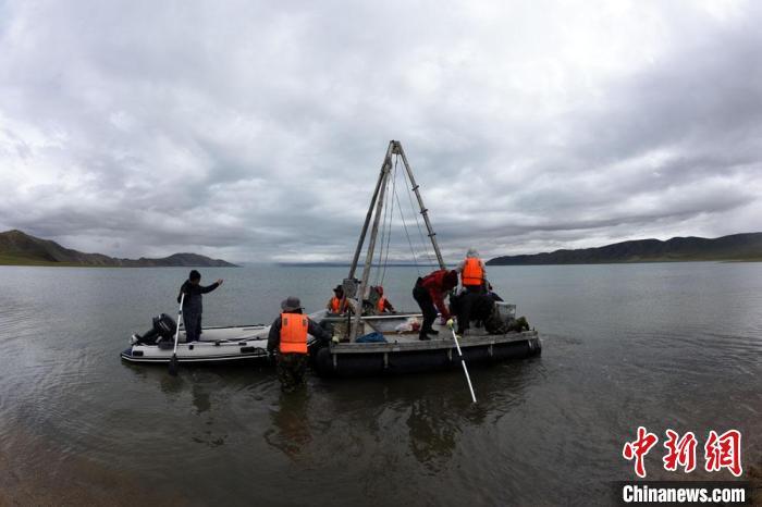 科考隊(duì)員向巴木錯(cuò)湖心進(jìn)發(fā)?！?lt;a target='_blank' ><p  align=