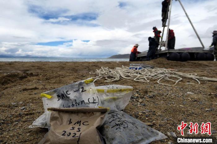 科考隊(duì)員從巴木錯(cuò)采集的科研樣品?！?lt;a target='_blank' ><p  align=