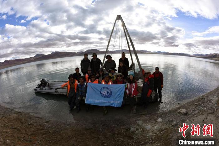科考隊(duì)員在結(jié)則茶卡湖岸邊合影?！?lt;a target='_blank' ></p><p  align=