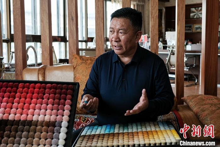 圖為8月4日，次旦展示自己的藏毯標(biāo)準(zhǔn)“色卡”。 <a target='_blank' ><p  align=