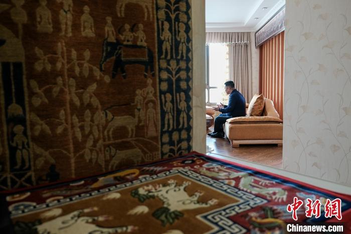 8月4日，次旦在拉薩的公司里懸掛展示的精美藏毯。 <a target='_blank' ><p  align=