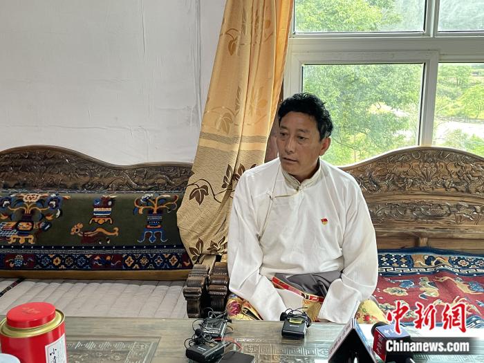 巴卡村黨支部書記、村委會(huì)主任尼瑪次仁。周璟 攝