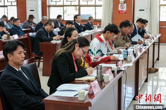 圖為8月10日座談會現(xiàn)場，左一為歸國定居藏胞晉美次旦。　江飛波 攝