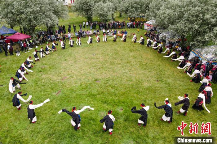 資料圖為西藏昌都丁青縣民眾跳歡快的鍋莊舞?！〗w波 攝