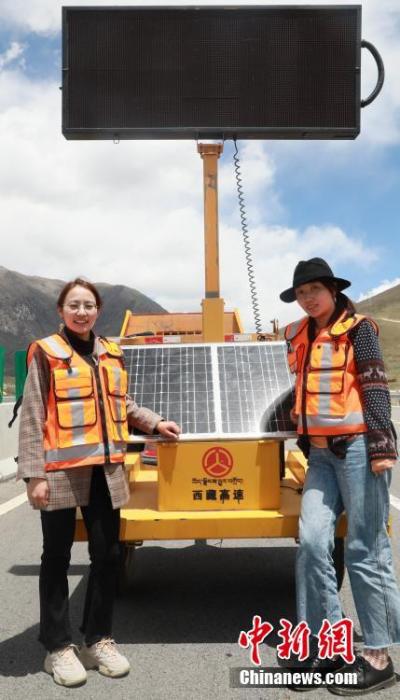 圖為萍措(右)在采訪過(guò)程中留影。(資料圖片) <a target='_blank' ><p  align=