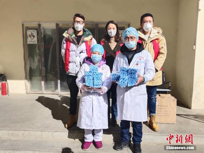 圖后排中間為萍措。(資料圖片) <a target='_blank' ><p  align=