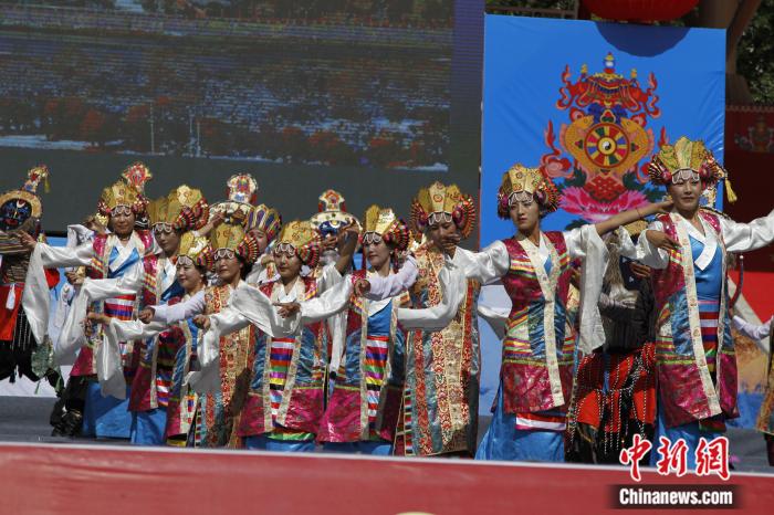 圖為日喀則市一場文藝節(jié)目的藏戲表演(資料圖)。趙朗攝