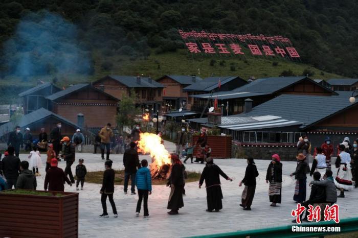 圖為8月5日，玉麥鄉(xiāng)民眾在鄉(xiāng)里跳鍋莊舞，從前的“三人鄉(xiāng)”熱鬧起來了。 <a target='_blank' ></p><p  align=