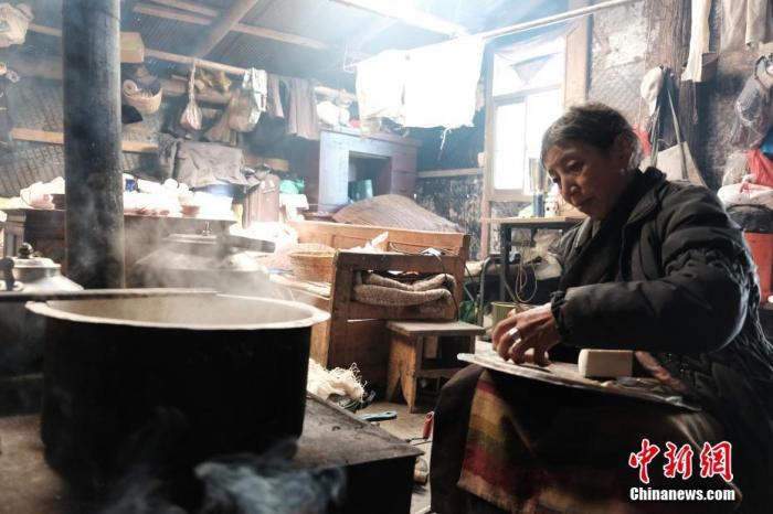 圖為8月6日，60歲的卓嘎在玉麥鄉(xiāng)牧場放牧點制作奶渣。 <a target='_blank' ></p><p  align=