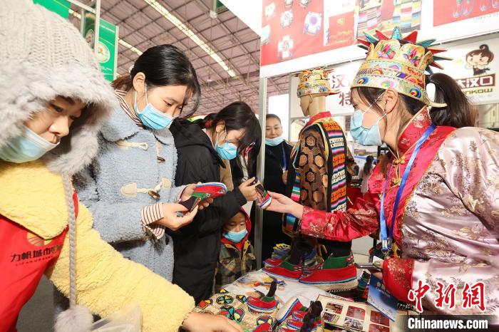 西藏瓊結(jié)赴襄陽參加漢江流域農(nóng)業(yè)博覽會(huì)，農(nóng)特產(chǎn)品受青睞(資料圖) 湖北省援藏辦供圖