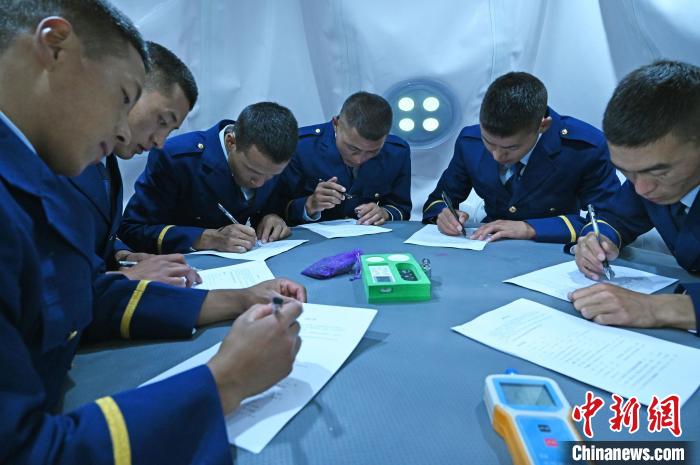 圖為消防員在高壓氧艙內(nèi)填寫問卷?！≮w朗 攝