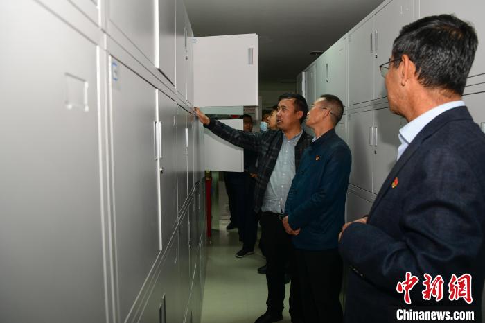 圖為參加西藏三大重點(diǎn)文物保護(hù)維修工程檔案移交進(jìn)館儀式人員參觀拉薩市檔案館?！∝暩聛硭?攝