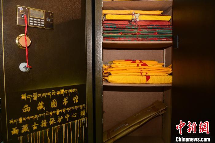 圖為拉薩市檔案館里收藏的藏文古籍。　貢嘎來松 攝