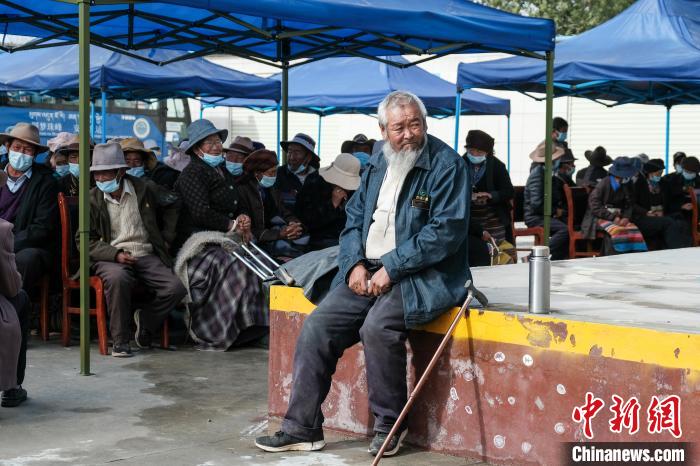 圖為日喀則桑珠孜區(qū)東嘎鄉(xiāng)農(nóng)牧民在義診室外等待。　江飛波 攝