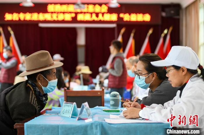 圖為9月11日，西藏日喀則桑珠孜區(qū)東嘎鄉(xiāng)義診現(xiàn)場(chǎng)。　江飛波 攝