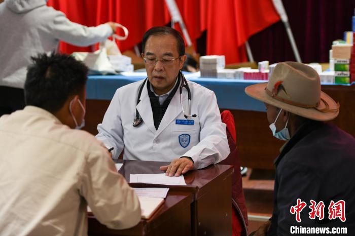 北京大學(xué)人民醫(yī)院心臟中心副主任、博士生導(dǎo)師王偉民為農(nóng)牧民問(wèn)診。　江飛波 攝