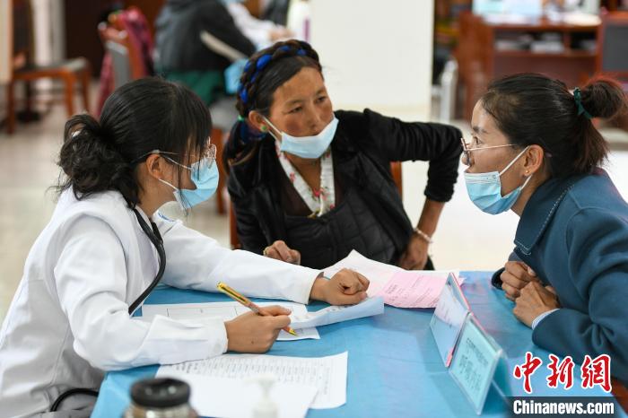 因不少農(nóng)牧民不會(huì)普通話，義診活動(dòng)現(xiàn)場(chǎng)，鄉(xiāng)政府為每位醫(yī)生配了一名翻譯?！〗w波 攝