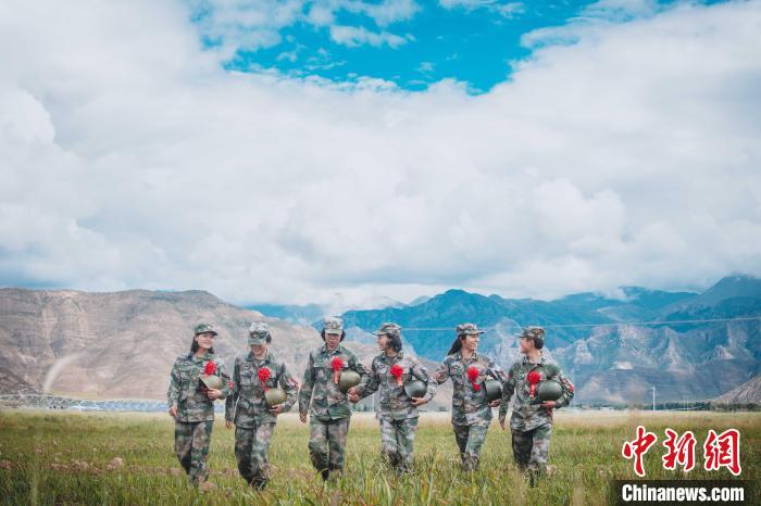 圖為身戴“首跳光榮”大紅花的女兵?！⊥跏鰱| 攝